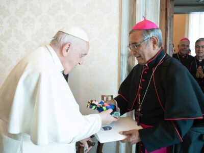 Papa Francisco recibe muñeca Lelé de Querétaro; «es el corazón de los pueblos originarios»