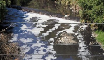 Salud advierte de intoxicación por presencia de fierro en el río Atoyac