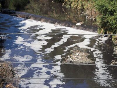 Salud advierte de intoxicación por presencia de fierro en el río Atoyac