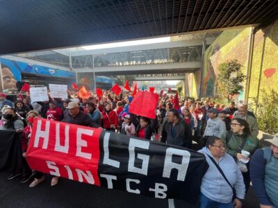 Marchan trabajadores del Colbach rumbo a la SEP en demanda de aumento salarial