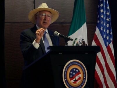 Trabajan México y EU contra tráfico ilegal de armas, asegura Ken Salazar