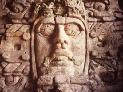 Trabaja INAH en preservar esculturas mayas del Templo de los Mascarones