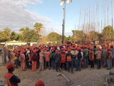 Obreros paran labores en Refinería Olmeca por falta de pago de aguinaldos