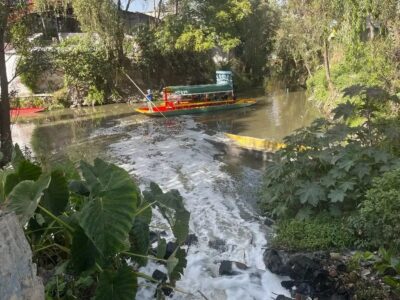 Canales de Xochimilco, con agua contaminada y pestilente