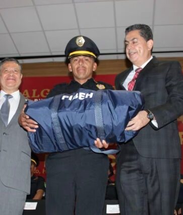 Julio Menchaca realiza entrega de equipamiento a policías de la Industrial Bancaria