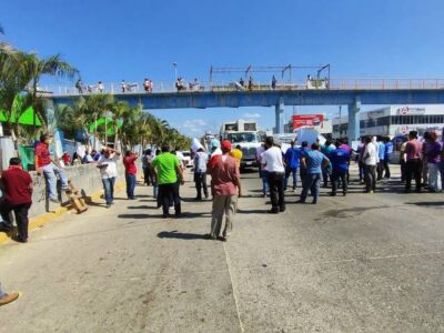 Transportistas de Acapulco protestan con bloqueo ante inseguridad y ataques