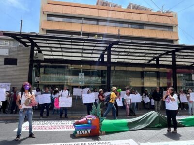 Artesanos de mercado de Coyoacán bloquean Cuauhtémoc y Eje 5