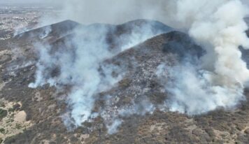 Combaten incendios en cerros de Atizapán, Edomex