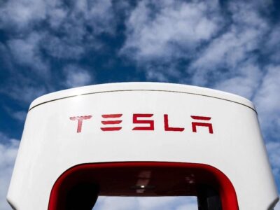 Tesla desecha plan de autos de bajo costo