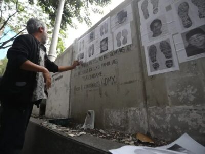 Familias buscadoras reinstalan «Muro de la memoria» colocado frente a ex sede de FGR