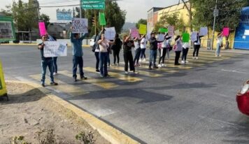 Bloquean avenida Lomas Verdes por insuficiencia de baños en primaria