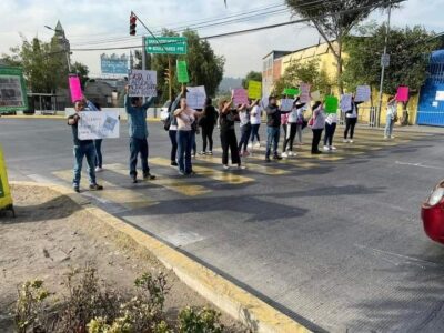 Bloquean avenida Lomas Verdes por insuficiencia de baños en primaria