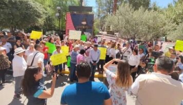 Agricultores en Chihuahua bloquean oficinas de CFE por cortes arbitrarios