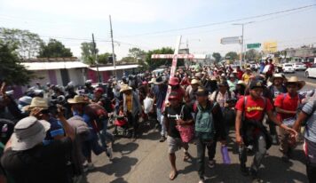 Cientos de migrantes avanzan por Oaxaca con rumbo a EU