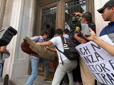 Alumnos derriban puerta de la rectoría de la Universidad Autónoma de Chihuahua