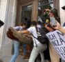 Alumnos derriban puerta de la rectoría de la Universidad Autónoma de Chihuahua