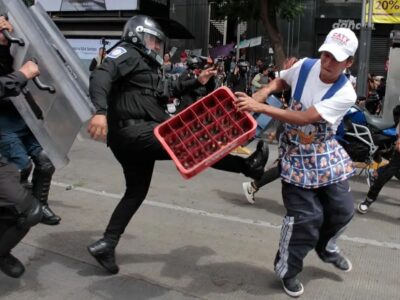 Trifulca entre policías y comerciantes en CDMX